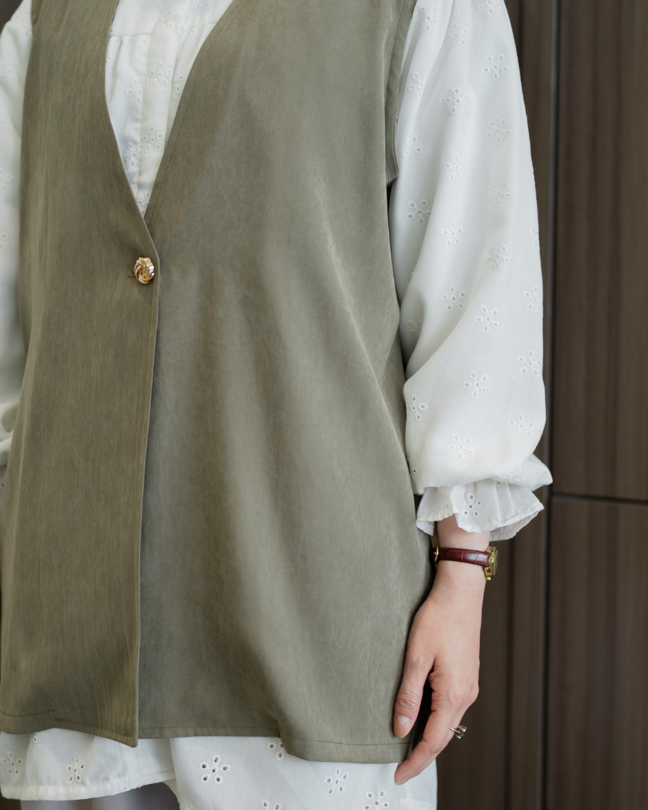 Classic Vest - Latte